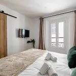 Le Contemporain Adorable Avec Petite Terrasse, Emplacement Ideal Dans Le Centre