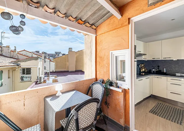 Le Contemporain Adorable Avec Petite Terrasse, Emplacement Ideal Dans Le Centre