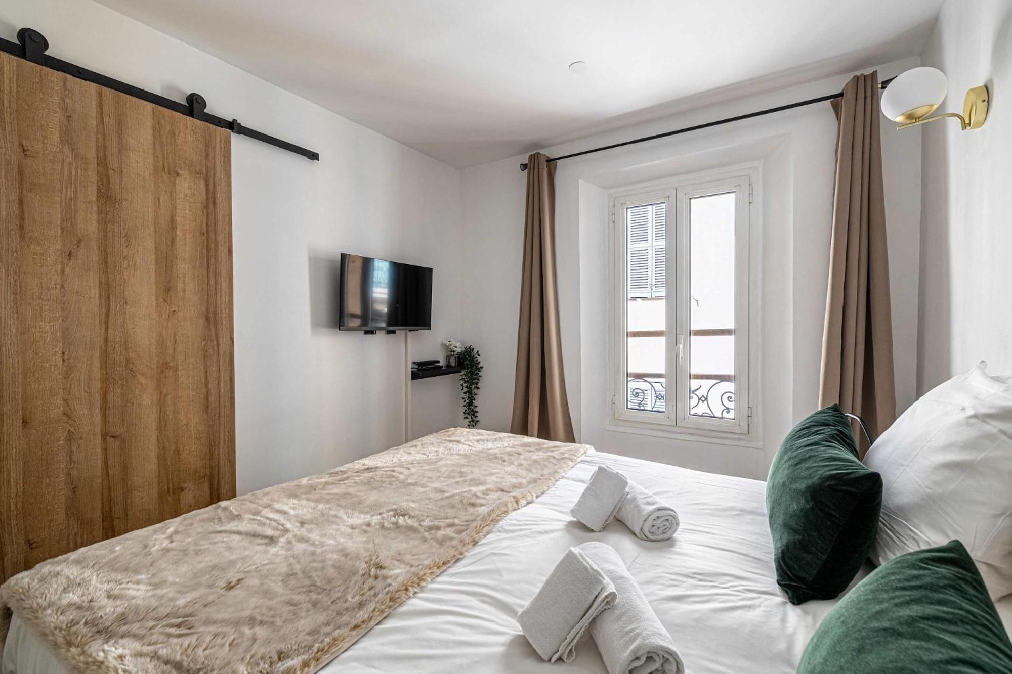 Le Contemporain Adorable Avec Petite Terrasse, Emplacement Ideal Dans Le Centre *